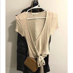 urban outfitters short sleeve crop top